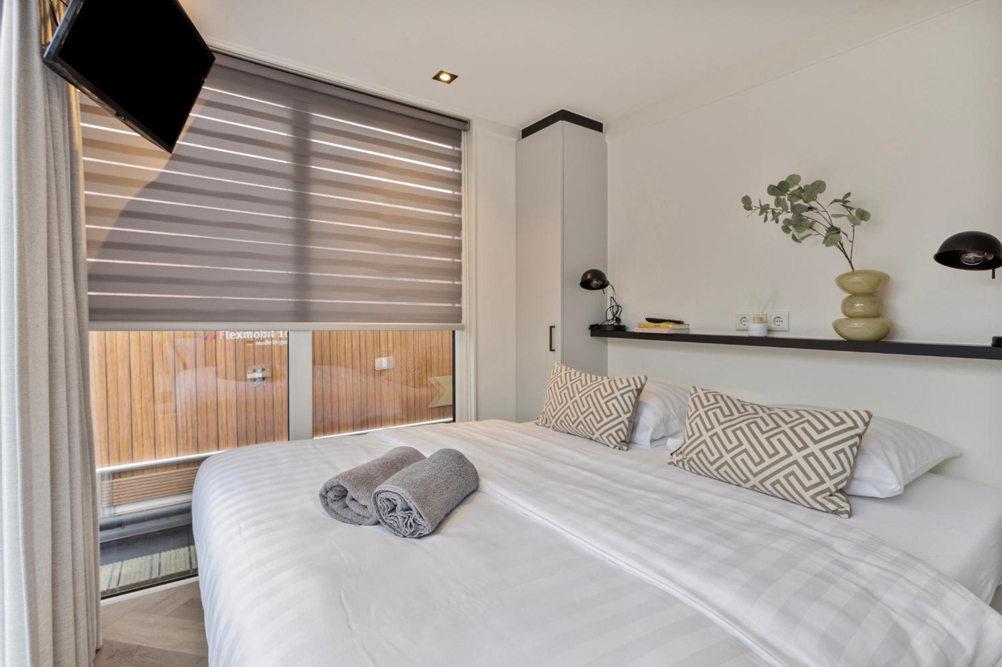 Luxurious Waterloft Near Beach And Centre By Weltevreden Experience Зеволде Екстериор снимка