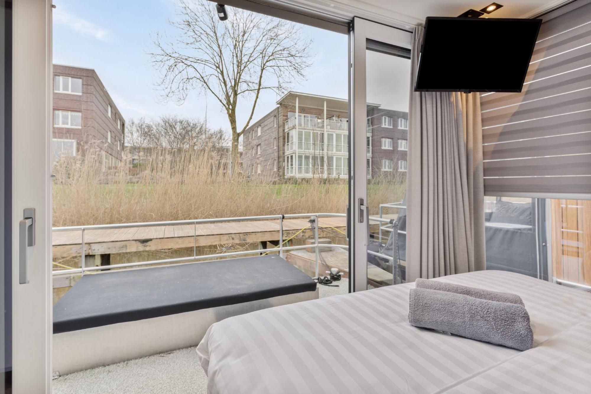 Luxurious Waterloft Near Beach And Centre By Weltevreden Experience Зеволде Екстериор снимка
