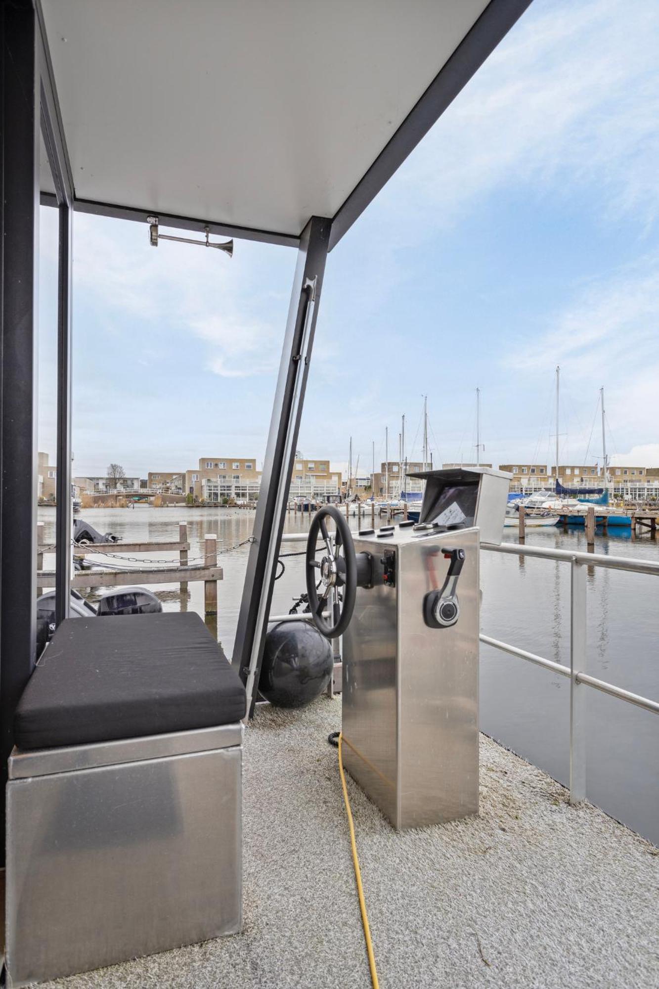 Luxurious Waterloft Near Beach And Centre By Weltevreden Experience Зеволде Екстериор снимка