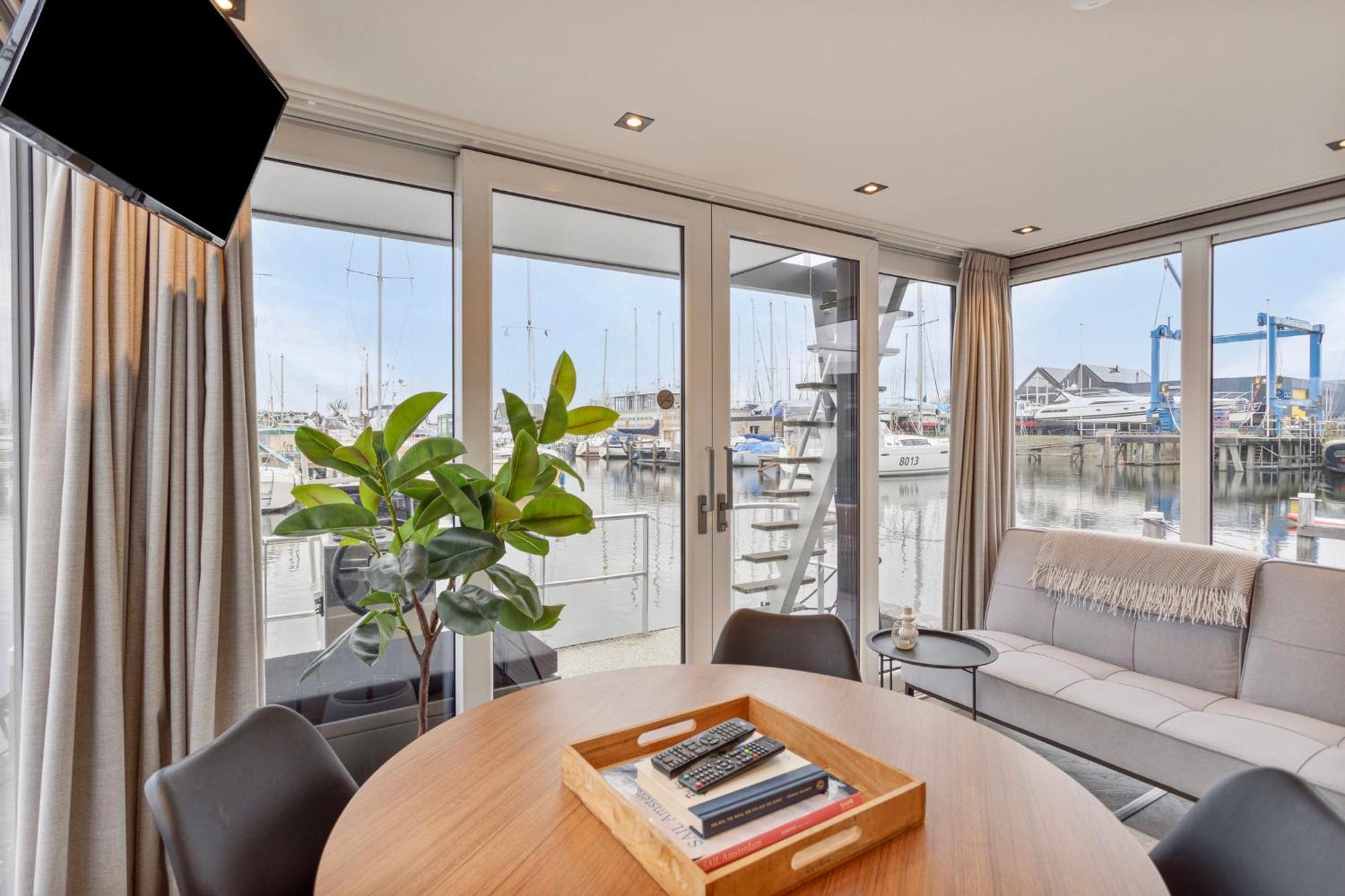 Luxurious Waterloft Near Beach And Centre By Weltevreden Experience Зеволде Екстериор снимка