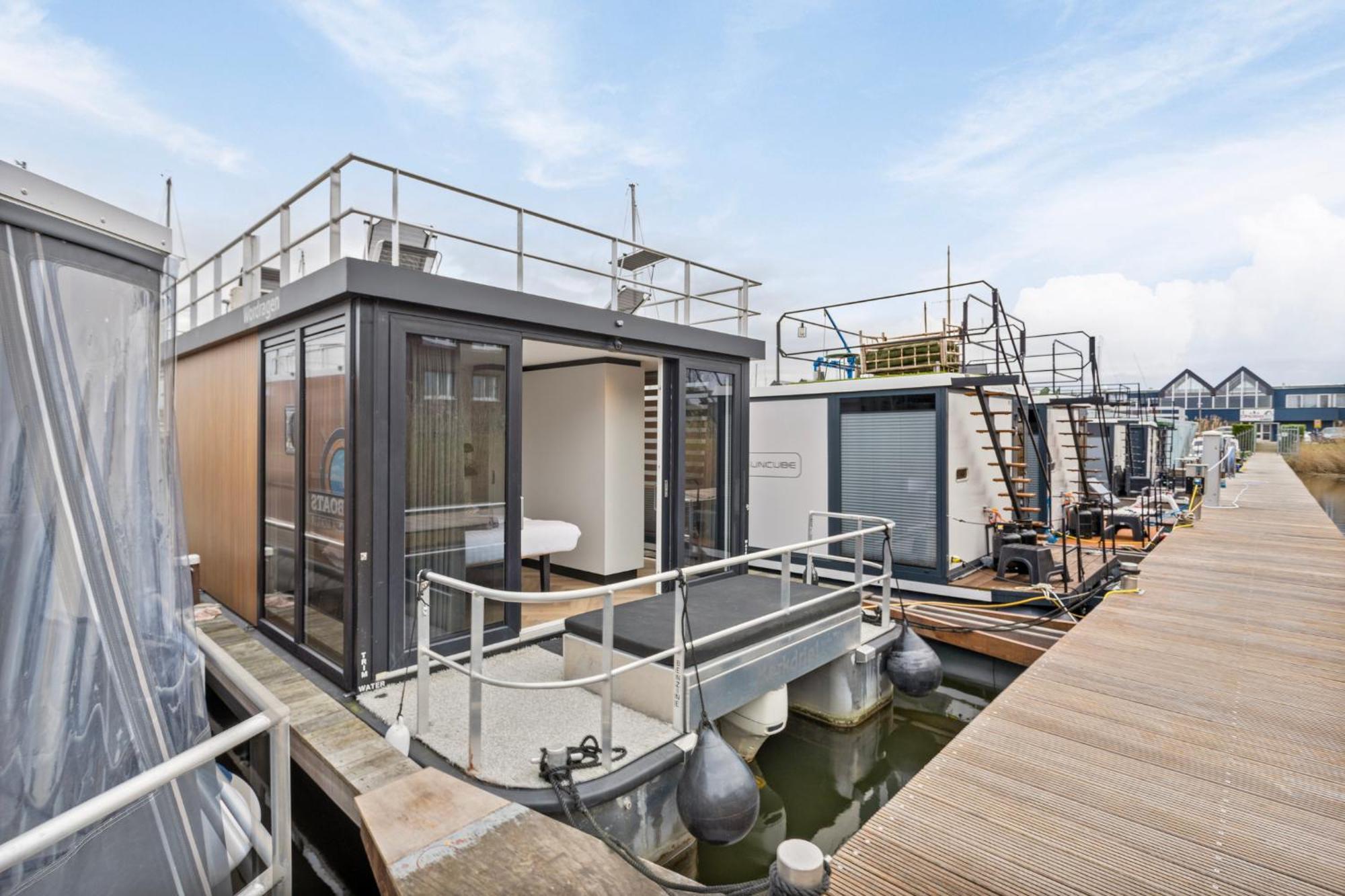 Luxurious Waterloft Near Beach And Centre By Weltevreden Experience Зеволде Екстериор снимка