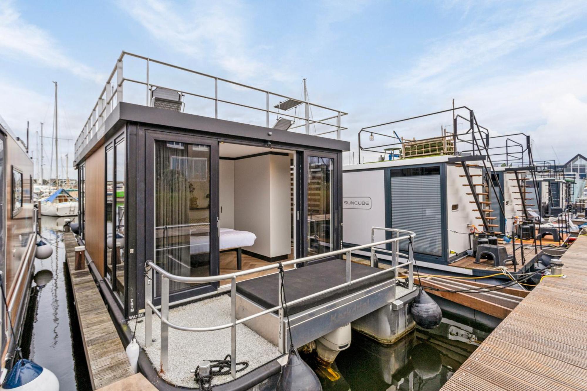 Luxurious Waterloft Near Beach And Centre By Weltevreden Experience Зеволде Екстериор снимка