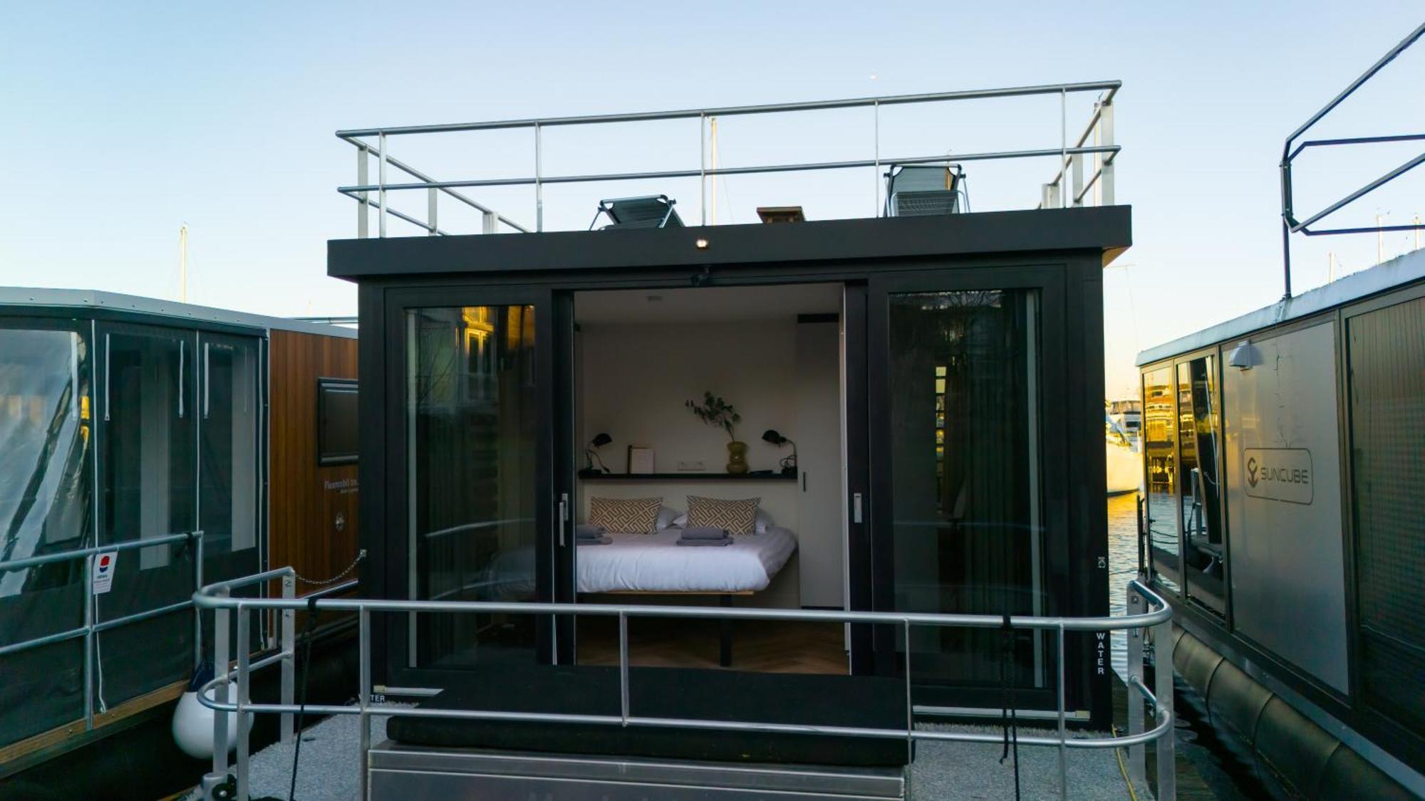 Luxurious Waterloft Near Beach And Centre By Weltevreden Experience Зеволде Екстериор снимка