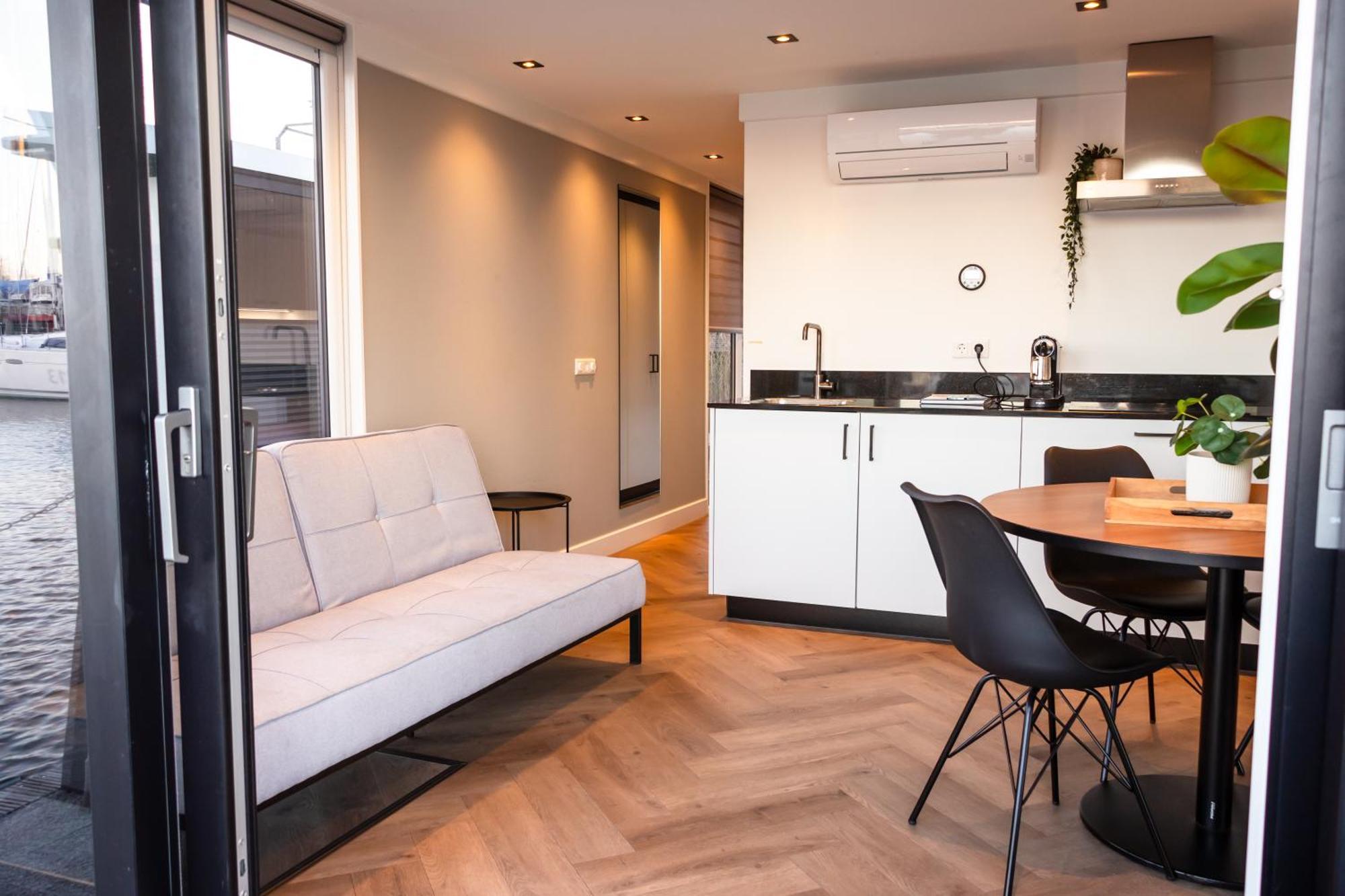 Luxurious Waterloft Near Beach And Centre By Weltevreden Experience Зеволде Екстериор снимка