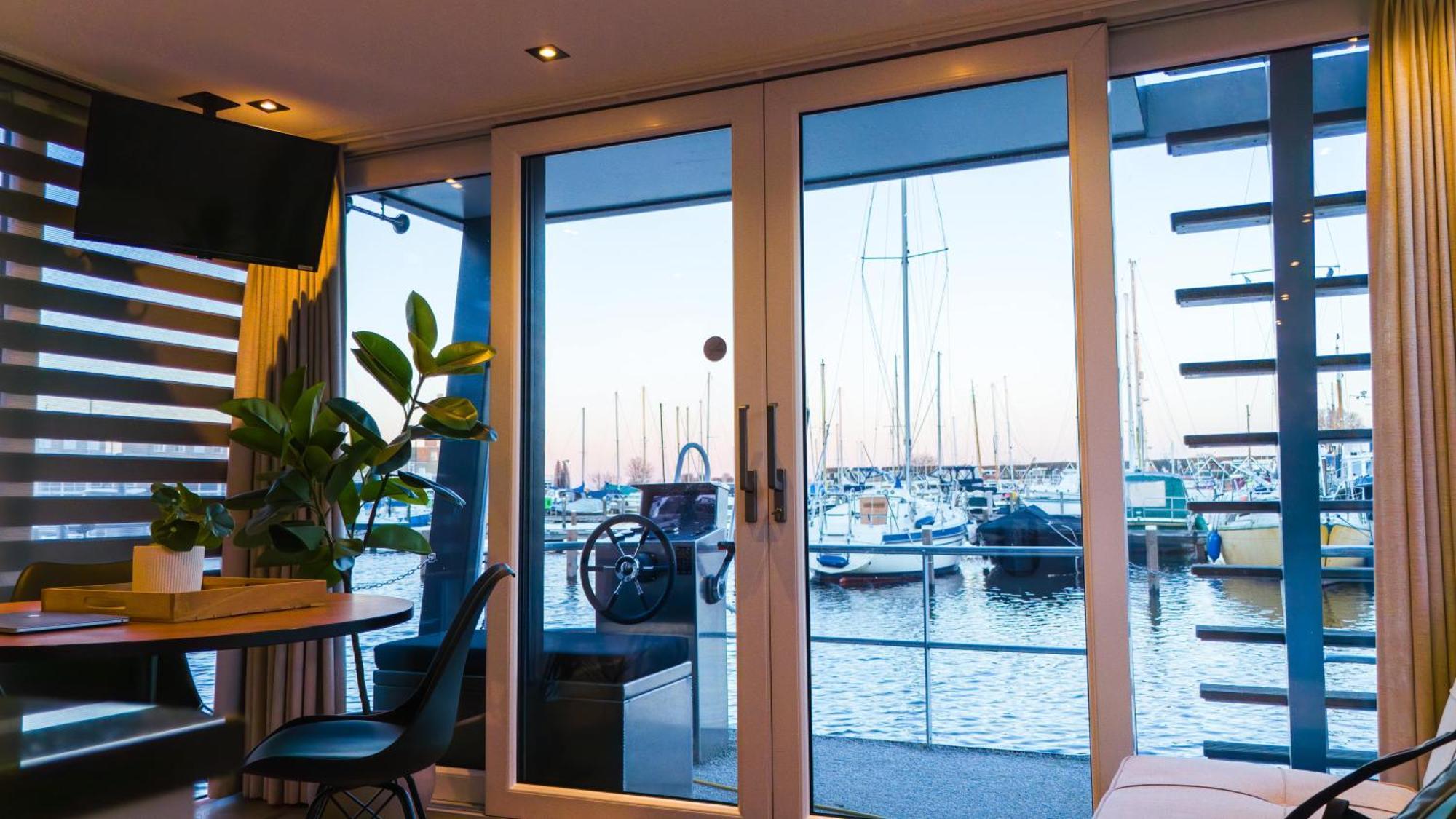 Luxurious Waterloft Near Beach And Centre By Weltevreden Experience Зеволде Екстериор снимка